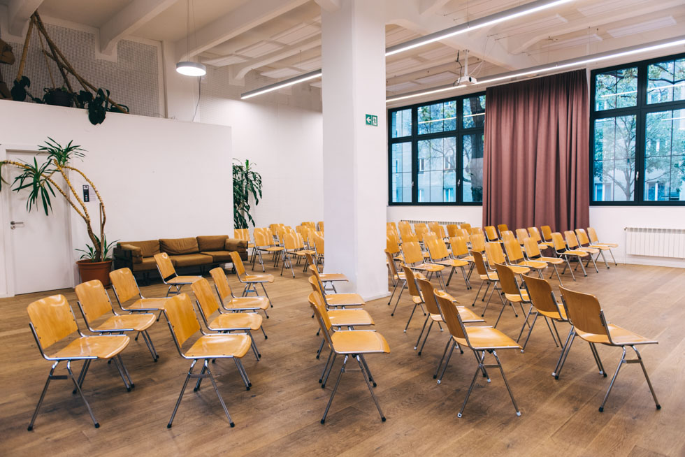 Salon Seminarraum, groß und hell mit Sitzmöglichkeiten